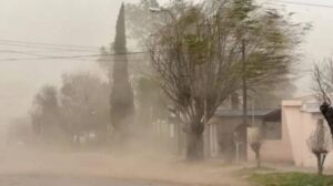 Alerta por viento Zonda en La Rioja: el fenómeno expone desafíos en prevención y respuesta estatal