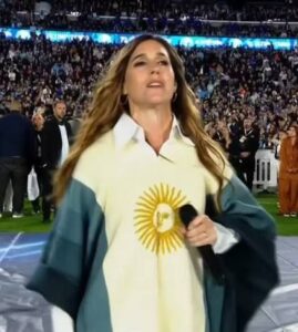Soledad le cantó a Messi y se abrazaron en su despedida
